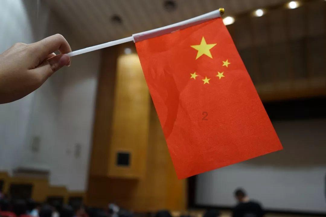 两位老人冒雪在山路上行走,好心司机见到后将他们送回家